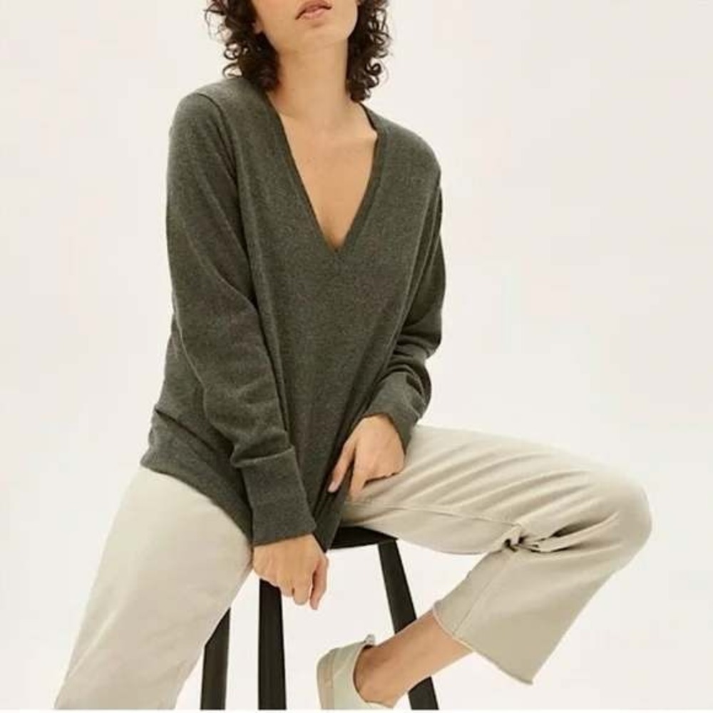 Everlane Cashmere V-Neck Sweater Women's Size Medium Minimalist Top Green Gray
